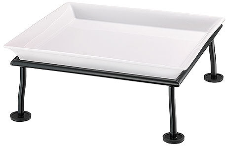 Weiße Schale auf schwarzem Gestell.