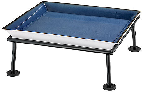 Blaues Tablett auf schwarzem Gestell.