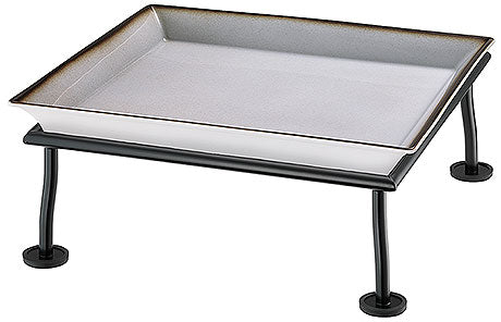 Buffetplatte auf Metallständer.