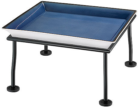 Tablett auf erhöhtem Gestell.