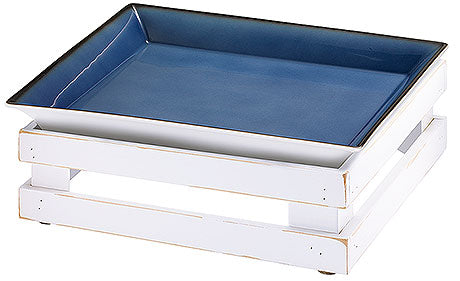 Tablett auf weißem Holzgestell.