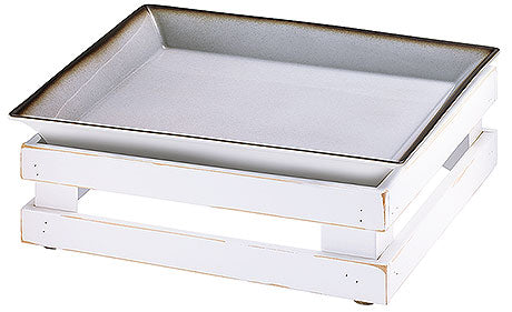 Weißes Tablett auf Holzgestell.
