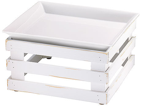 Weißes Tablett auf Holzkiste.