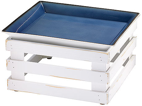 Tablett auf weißer Holzkiste.