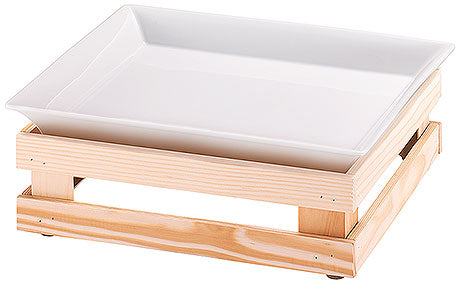 Holztablett mit weißer Schale.