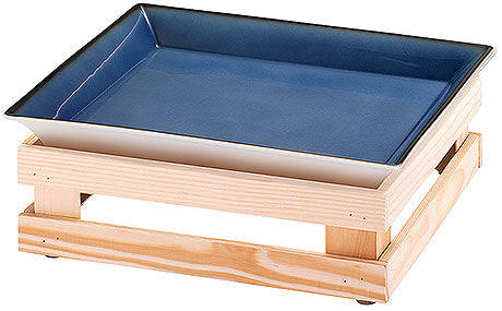 Blaues Tablett auf Holzgestell.