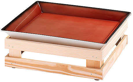 Holztablett mit roter Schale.