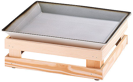 Tablett auf Holzgestell.