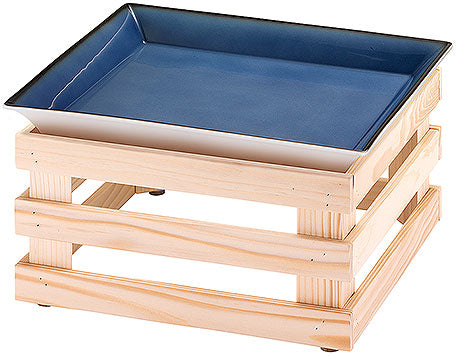 Holzgestell mit blauem Tablett.