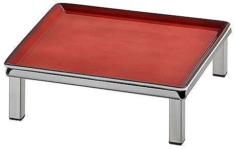 Rote Servierplatte auf Metallgestell.