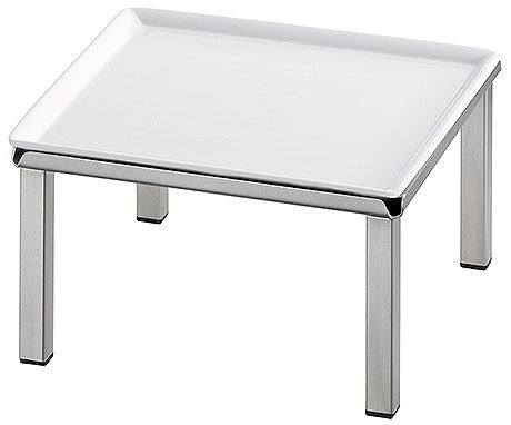 Kleiner Tisch mit Metallbeinen.