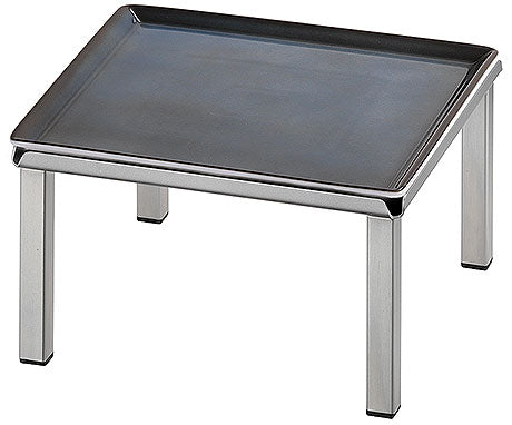 Kleiner Tisch mit Metallbeinen.