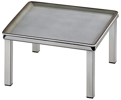Metallständer mit quadratischer Platte.