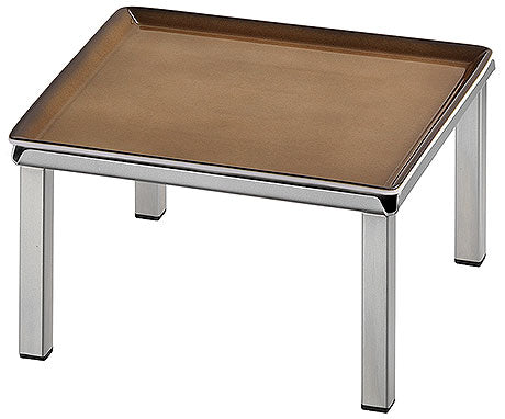 Kleiner Tisch mit brauner Platte.