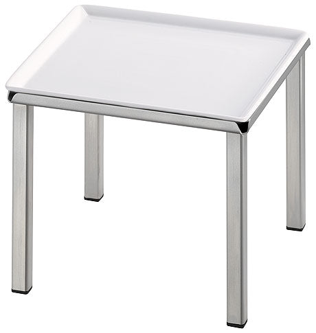 Weißer Tisch mit Metallbeinen.