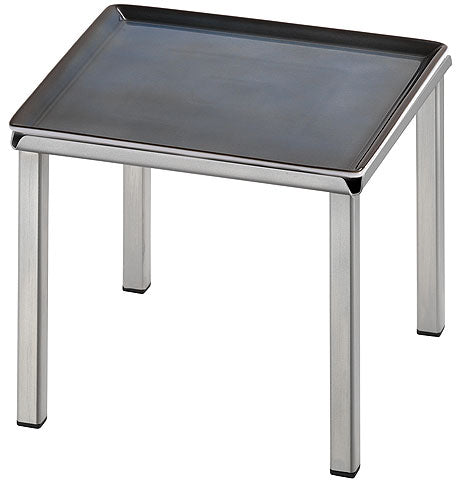 Kleiner Tisch mit Metallbeinen.