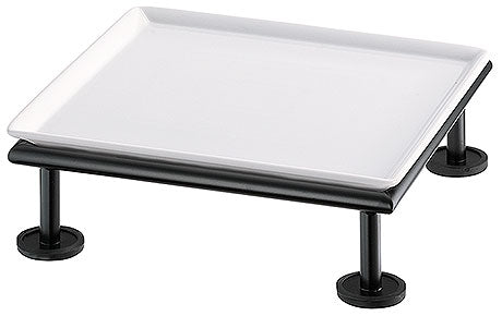 Weiße Platte auf schwarzem Gestell.