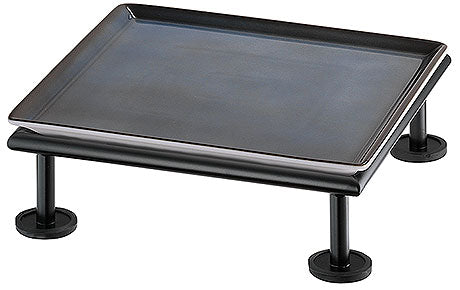 Schwarzes Tablett auf Ständer.