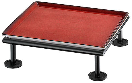 Rotes Tablett auf schwarzem Gestell.