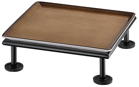 Buffetplatte auf erhöhtem Gestell.