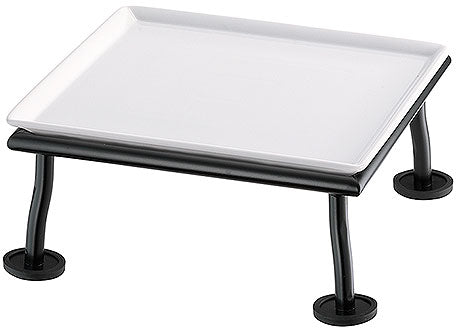 Weiße Platte auf schwarzem Gestell.