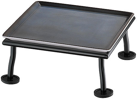 Schwarzes Tablett auf Ständer.