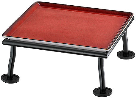 Rotes Tablett auf schwarzem Gestell.