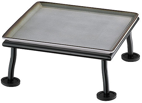 Schwarzes Tablett auf Metallgestell.