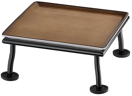 Buffetständer mit braunem Tablett.