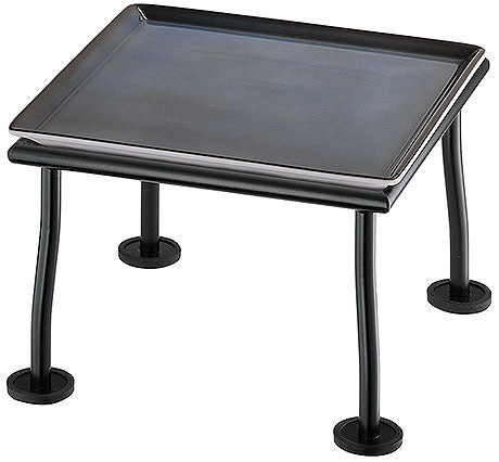 Schwarzer Tablettständer mit vier Beinen.