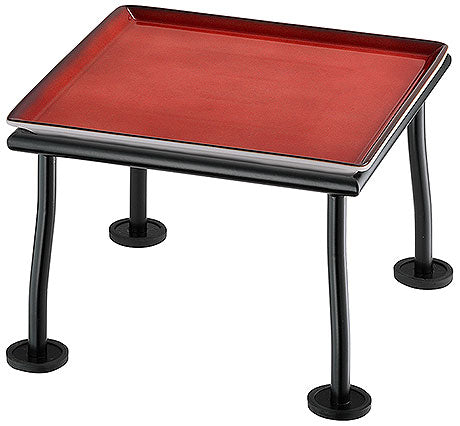 Rotes Tablett auf schwarzem Gestell.