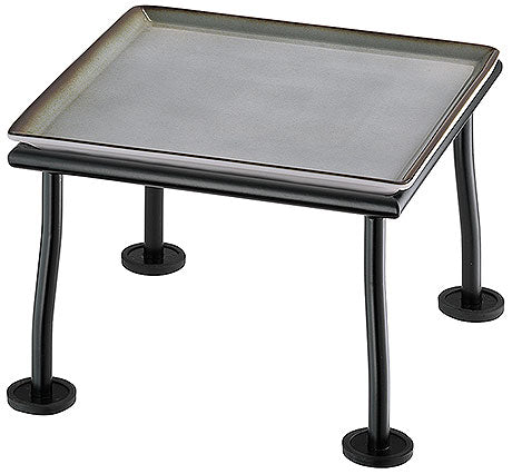 Quadratischer Teller auf Gestell.