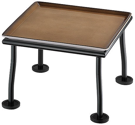 Kleiner Tisch mit brauner Platte.