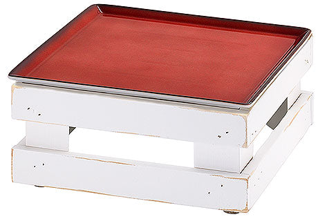 Rotes Tablett auf weißem Podest.
