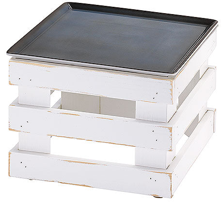 Weiße Holzkiste mit schwarzem Tablett.