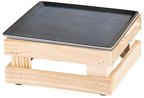 Holztablett mit schwarzer Platte.