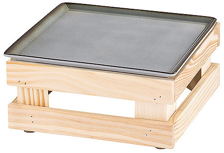 Holztablett mit grauem Teller.