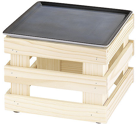 Holzgestell mit schwarzem Tablett.