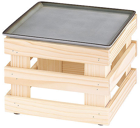 Holztablett mit schwarzem Teller.