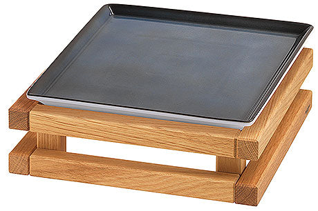 Holzgestell mit schwarzem Teller.