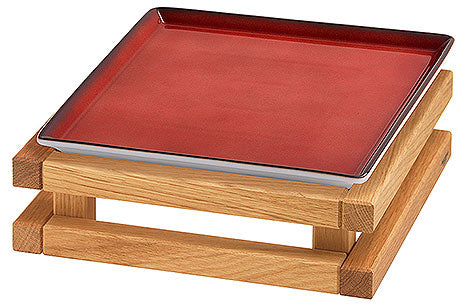 Rote Platte auf Holzständer.