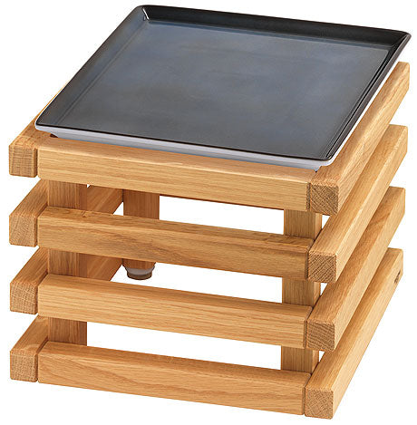 Holzgestell mit schwarzem Tablett.