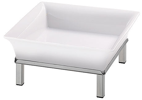Weiße Schale auf Metallständer.