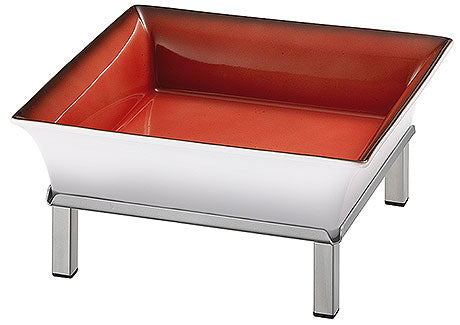 Rote Schale auf Metallgestell.