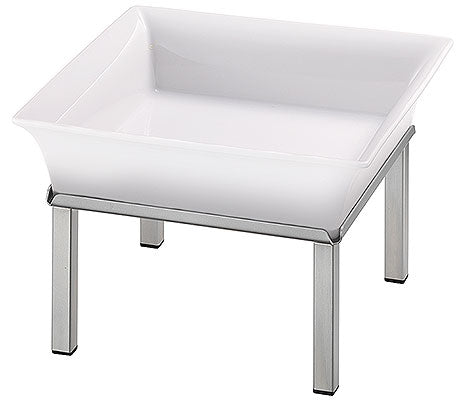 Weiße Schale auf Metallständer.