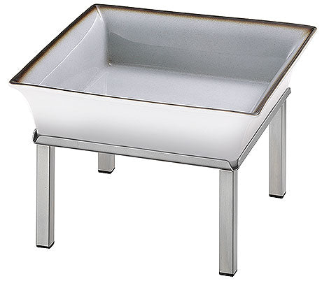 Quadratische Schale auf Metallgestell.