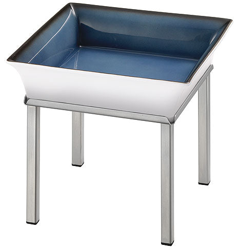 Quadratische Schale auf Metallständer.
