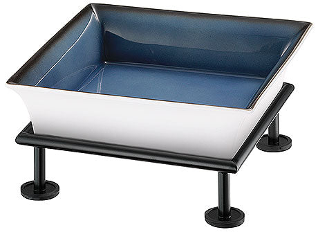 Schale auf schwarzem Gestell.