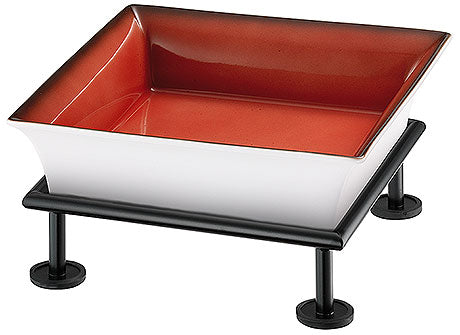 Quadratische Schale auf Ständer.
