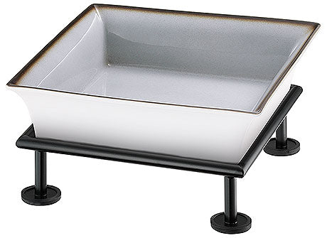 Weiße Schale auf schwarzem Gestell.